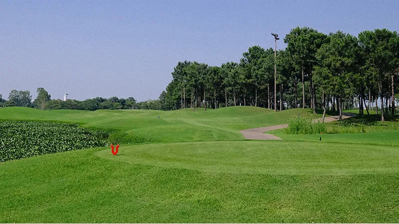 반트리 골프장 (Van Tri Golf Club) – 하노이 동안의 호수와 푸른 잔디 경관