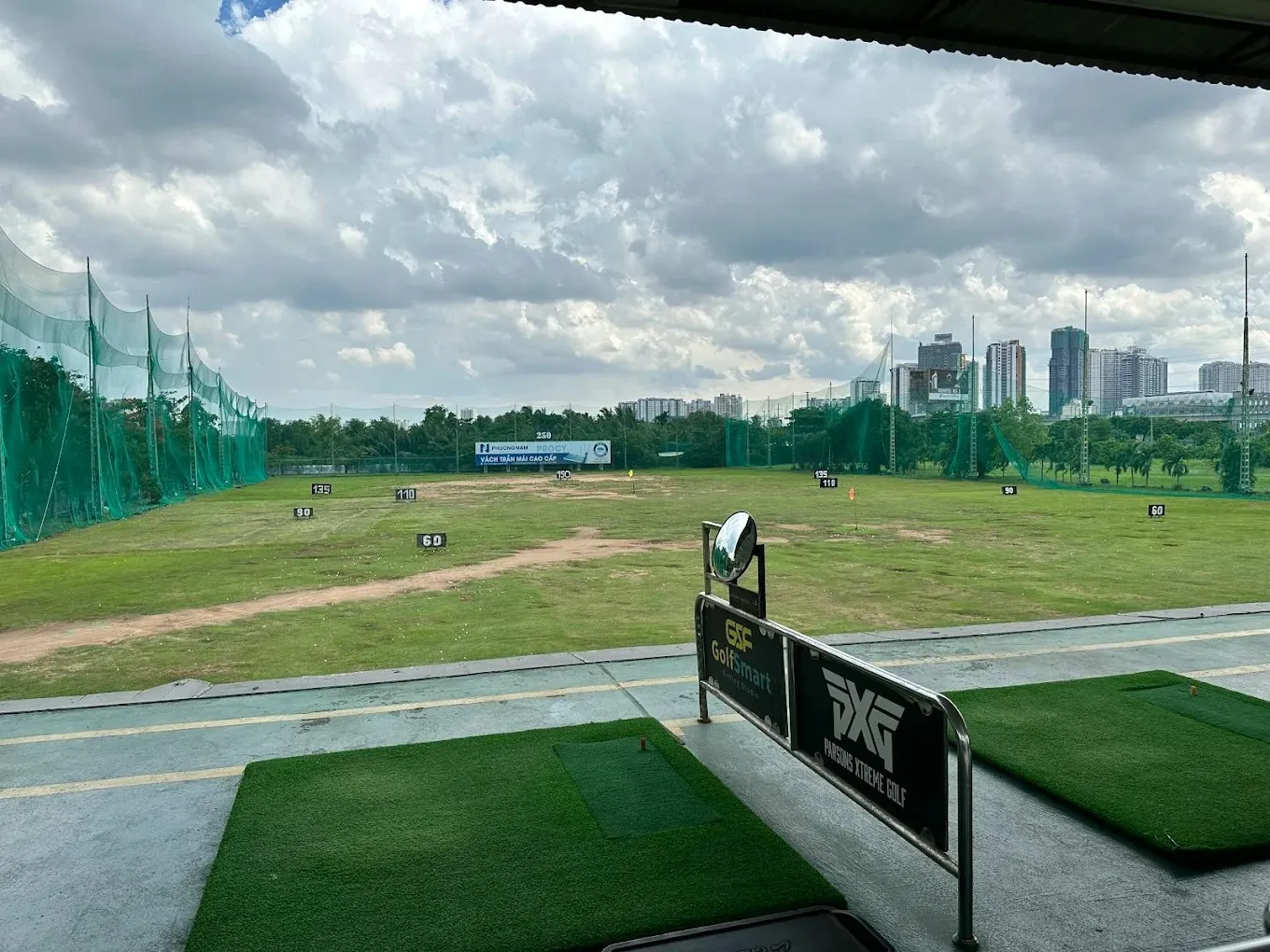 Rach Chiec Driving Range Thu Duc with many hitting bays