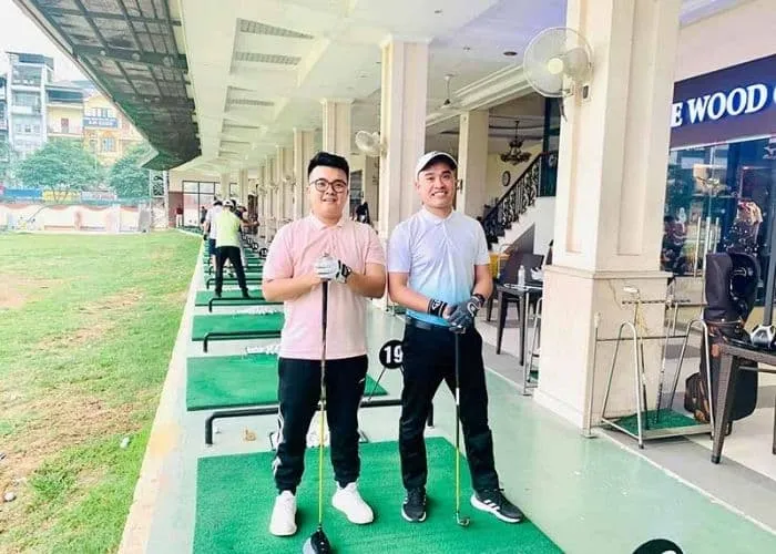 高尔夫球手晚上在青春Mipec练习场练习挥杆